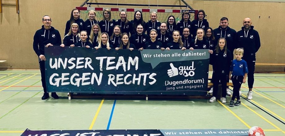 "Unser Team gegen Rechts!" - die Fußballerinnen der TUS Viktoria Großenenglis haben den Startschuss für die Aktion "Wir stehen alle dahinter" des Jugendforums "Gud so" gegeben. 